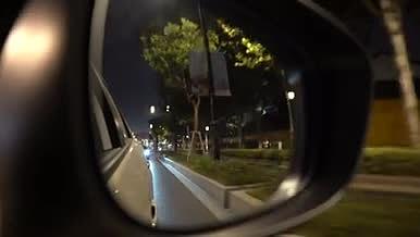 汽车反光镜中的夜景视频的预览图